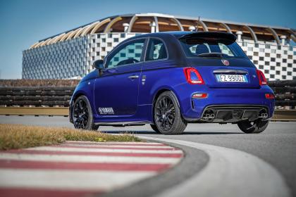 O Lorenzo Daretti οδηγεί το νέο Abarth 595 Monster Energy